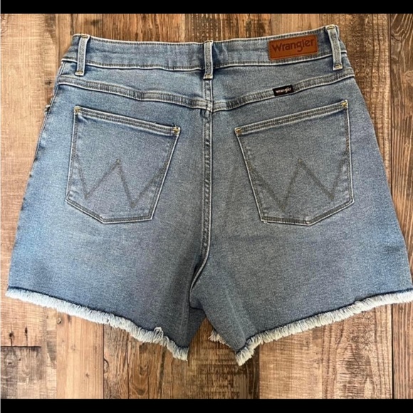 🆕 Ladies Wrangler Shorts - Picture 2 of 4